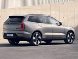 Volvo EX90 2025: Redefining Automotive Innovation